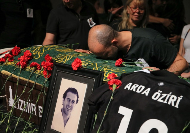 Arda Öziri'nin cenazesinde Rıza Kocaoğlu'nun gözyaşları!