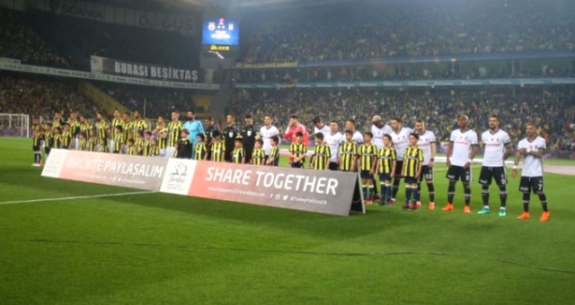 Beşiktaşlı taraftarlardan #SahayaÇıkmaTaraftarArkanda desteği