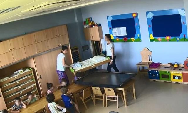 Çocuğunun oyuncak bebeğe yaptıklarından şüphelenip iz süren anne, kreşteki skandalı ortaya çıkardı