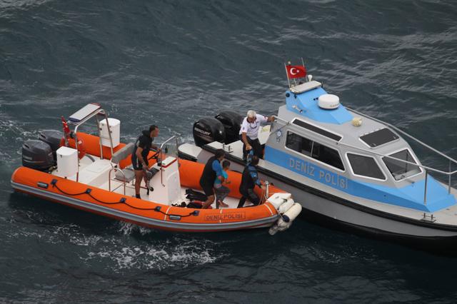 Denizde Mahsur Kalan Aile 1.5 Saat Süren Operasyonla Kurtarıldı