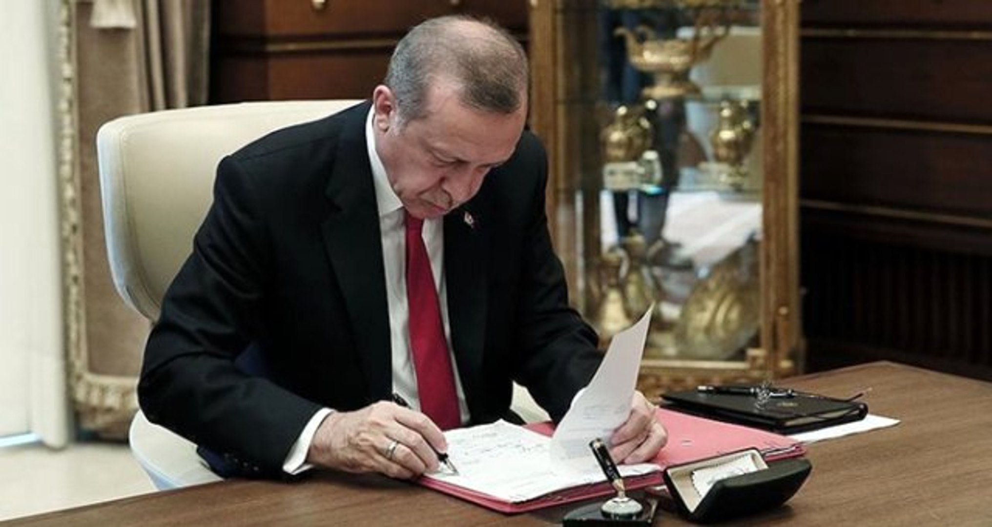 Erdoğan imzaladı: Atama ve görevden alma kararları Resmi Gazete'de