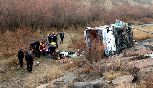 Erzincan'da yolcu otobüsü kazası 1 ölü 10 yaralı