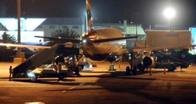 Erzurum Havalimanı'nda büyük panik! Uçağın kalkışta motoru alev aldı
