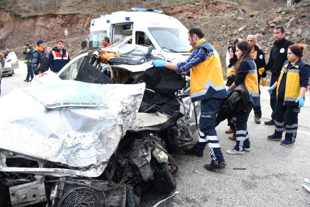 Gümüşhane'de TIR ile otomobil çarpıştı: 3 ölü 1 yaralı