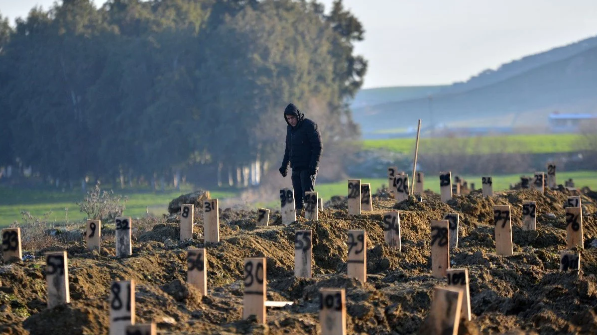 Hatay’da deprem mezarlığı… Numarayla gömüyorlar