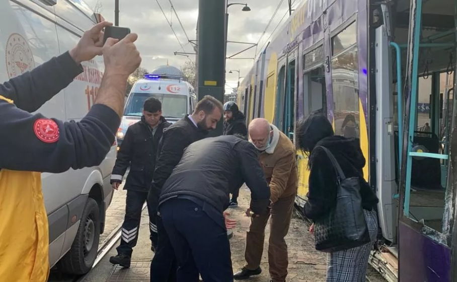 İstanbul Kabataş'ta tramvay raydan çıktı! Yaralılar var