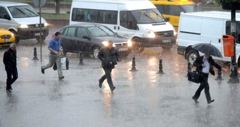 İstanbul'u kuvvetli dolu yağışı vurdu