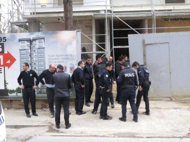 Kadıköy'de polis ekiplerine kürekle saldırı