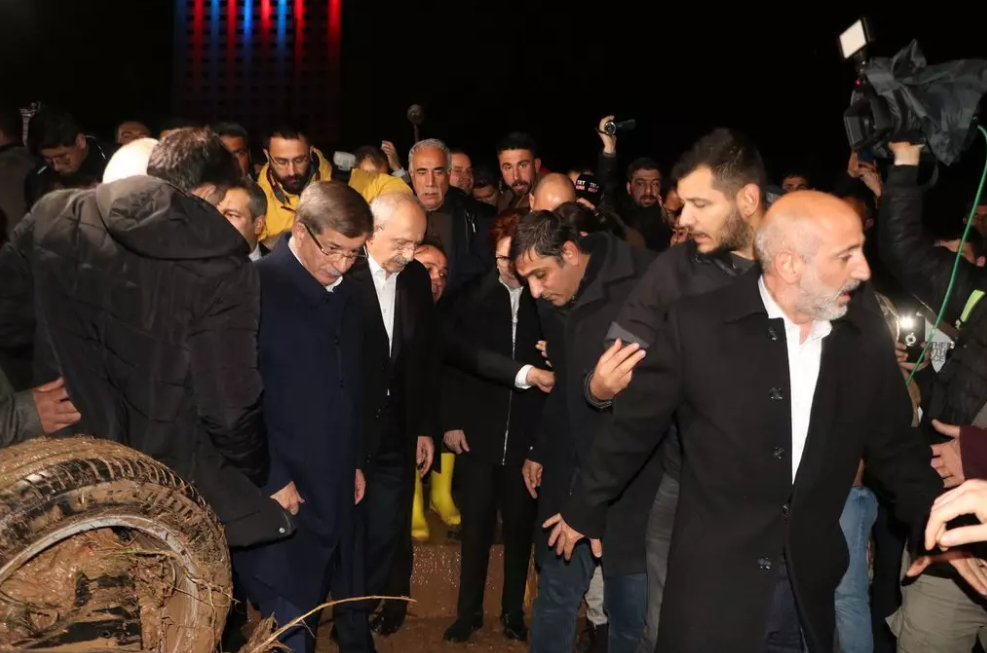 Kemal Kılıçdaroğlu'na sel bölgesinde protesto! Vatandaşlar araya girdi