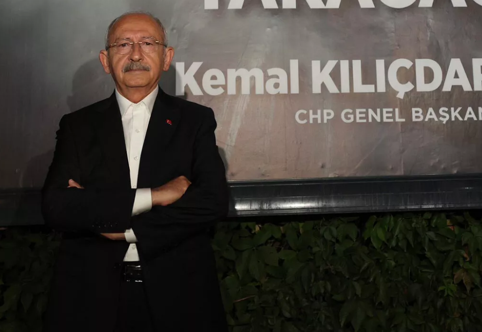 Kemal Kılıçdaroğlu reklam panosunun önünde poz verdi!