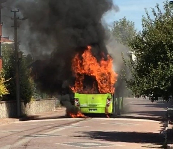 Kocaeli'de halk otobüsü alev alev yandı