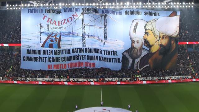 Maçın önüne geçen koreografi! Trabzonspor tribünlerinden çok konuşulacak gönderme