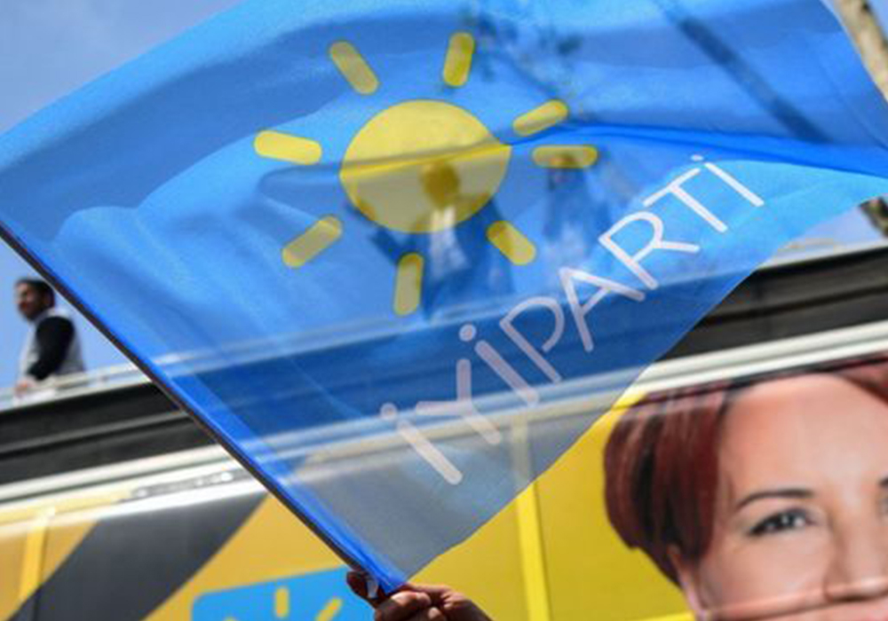 O isim de İYİ Partiye katıldı: Rozetini Meral Akşener taktı!