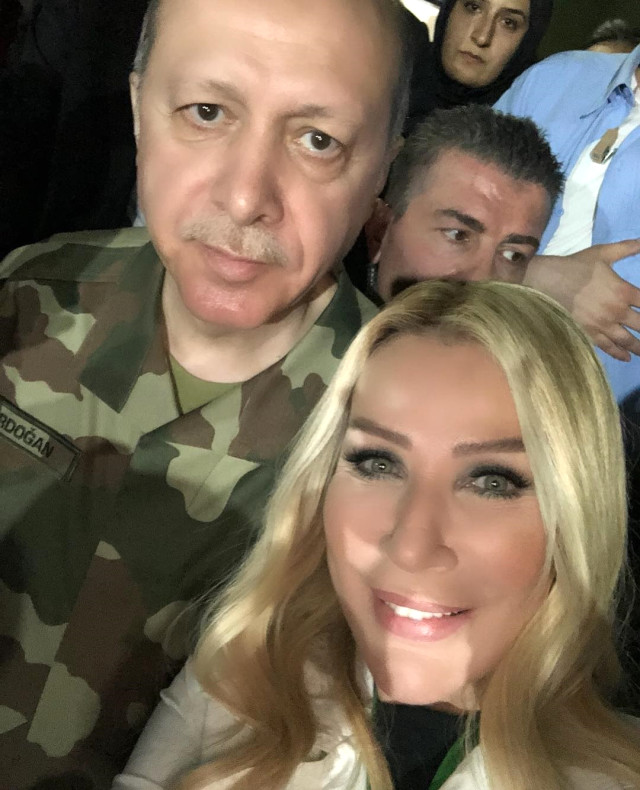 Seda Sayan'dan Erdoğan ve Akar ile birlikte selfie