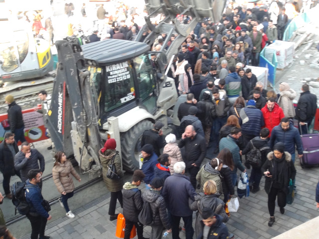 Taksim'de müthiş insan kalabalığı ve kış güneşi